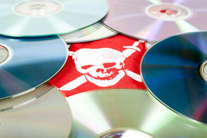 CDs liegen auf einer roten Piratenfahne