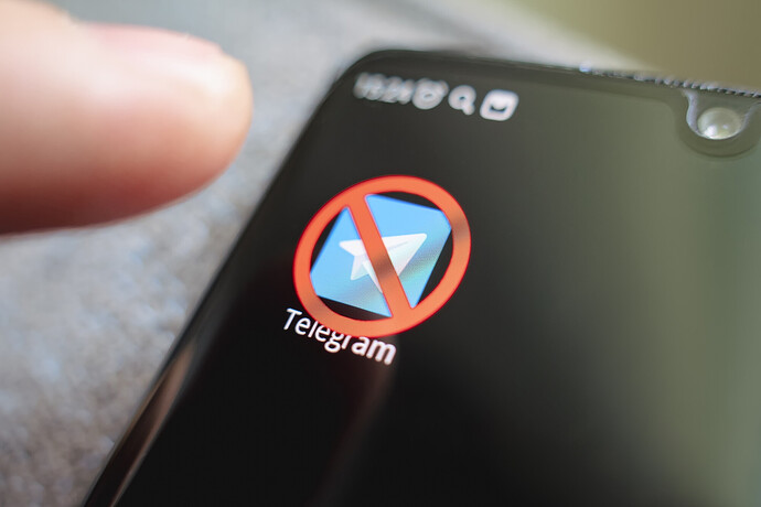 Ein durchgestrichenes Telegram-App-Symbol auf einem Smartphone-Bildschirm