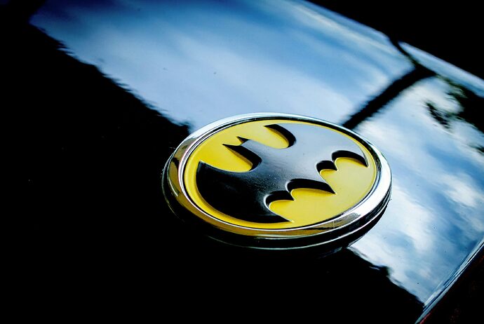 The Batman, Plakette auf dem Batmobil