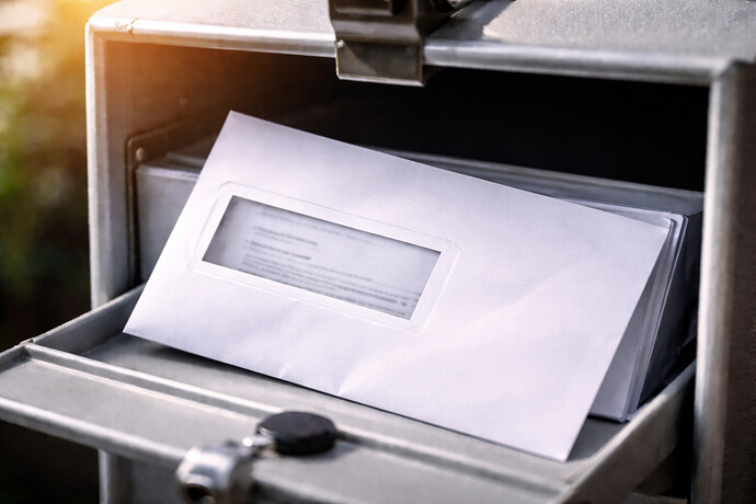 in Schreiben im Briefkasten kann teuer werden: Bildagenturen verfolgen Urheberrechtsverletzungen bei Facebook-Fotos.