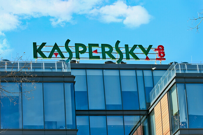 Das Logo von Kaspersky Lab am Gebäude des Firmensitzes