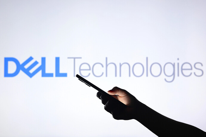 Das Dell-Logo im Hintergrund mit einer Silhouette, die ein Smartphone in der Hand hält