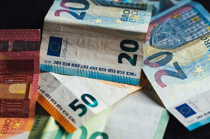 Rückerstattung, ein Haufen Geldscheine