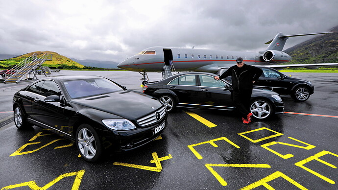 Kim Dotcom posiert mit seinem Jet und seinen Autos