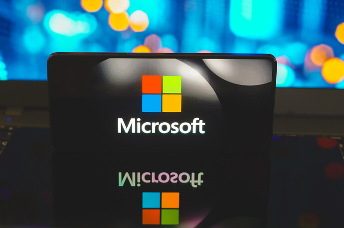 Das Microsoft-Logo wird auf dem Bildschirm eines Smartphones angezeigt