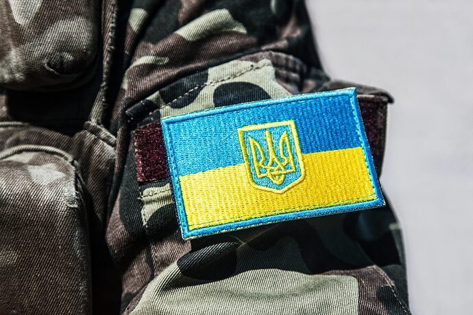 Militärabzeichen der ukrainischen Armee auf einer Uniform