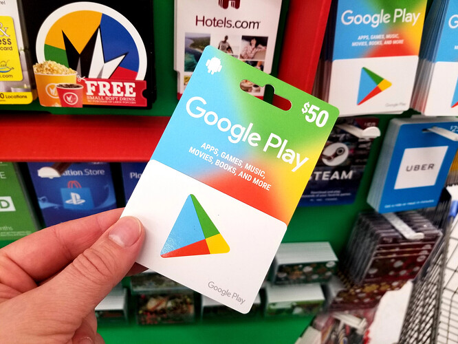 Eine Hand hält eine Google Play Geschenkkarte