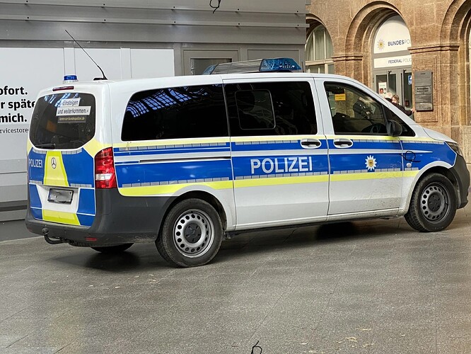 Hardware Auswertung Polizei: Wagen der Bundespolizei im Leipziger Hauptbahnhof