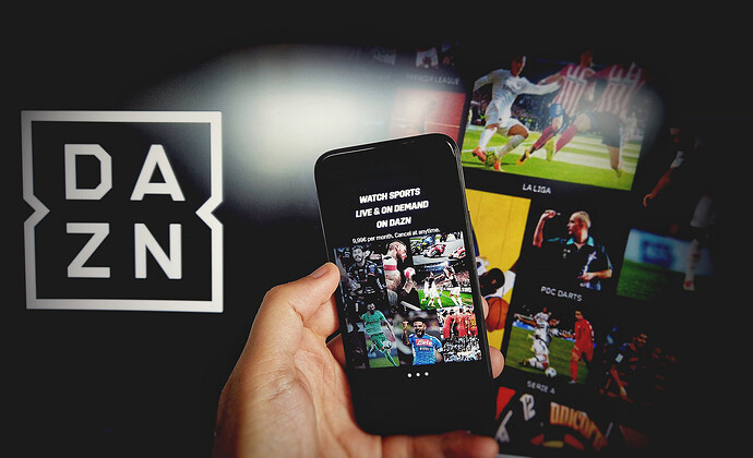 DAZN-App auf einem Handy und DAZN auf einem Computerbildschirm