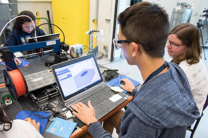 Jemand lernt die Anwendung der CAD- bzw. CAM-Software.