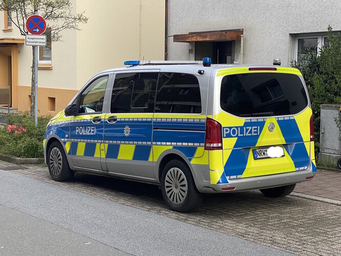 Polizeifahrzeug vor einer Wache in Haan.