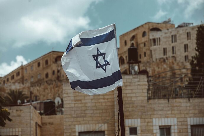 Israel zwingt Amazon und Google zum Gesetzesbruch, Häuser mit israelischer Flagge.