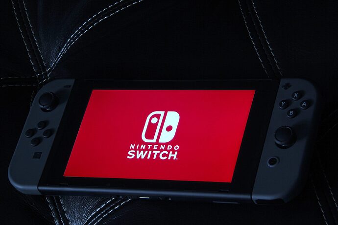 Nintendo Switch-Konsole auf Textur und Decke aus Leder
