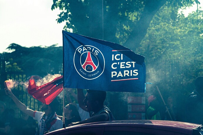 französische Fans mit Flagge von Paris Saint-Germain