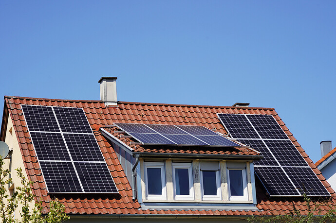 Haus mit Solaranlage auf dem Dach