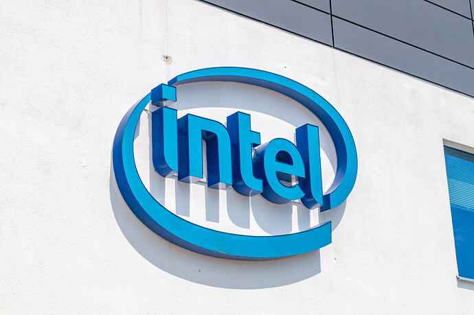 Intel-Logo an einer Hauswand