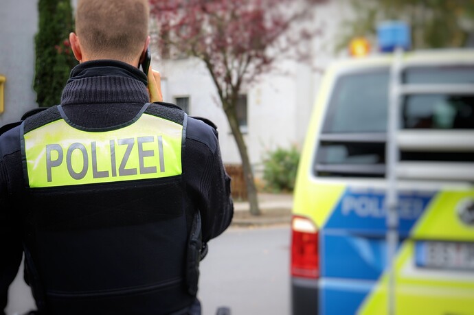 Polizist von hinten