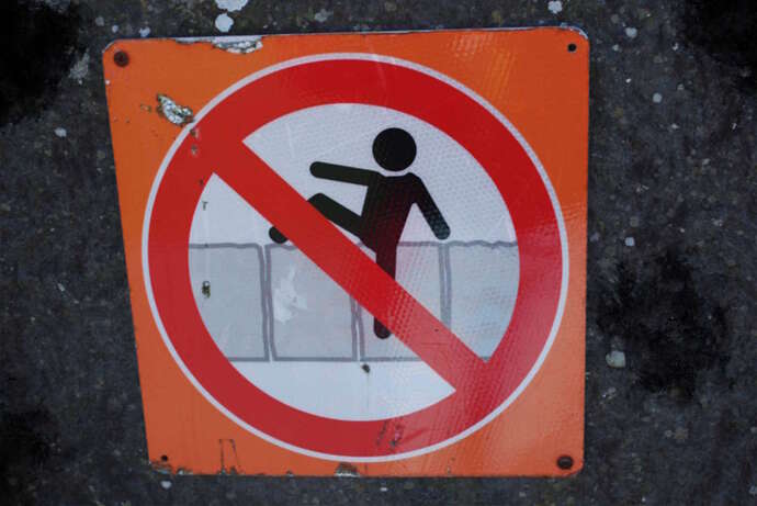 Hinweisschild in Irland: Do not climb the wall!