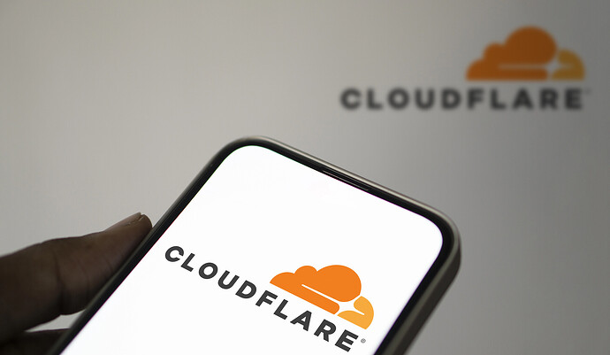 Das Cloudflare-Logo auf dem Smartphone