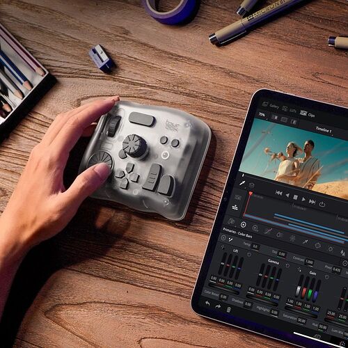 Die TourBox Elite Plus im Einsatz beim Schnitt eines Videos mit einem Tablet-PC.