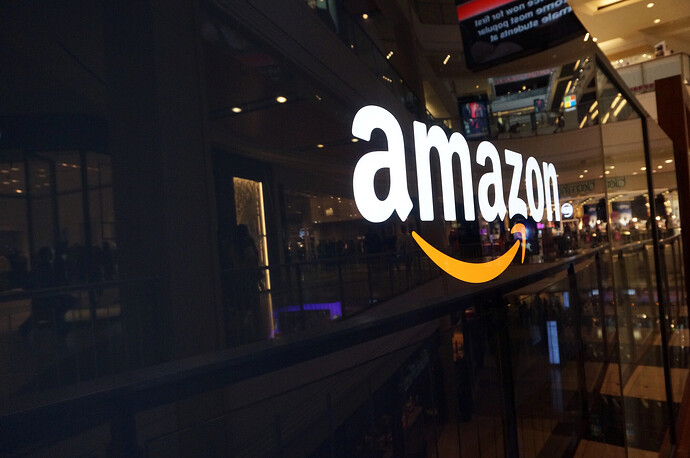Amazon-Logo auf einer schwarzen, glänzender Wand