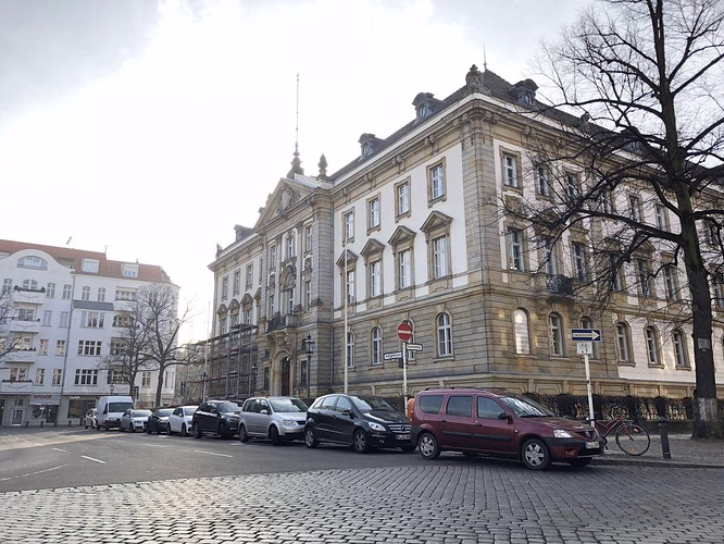 berlin-amtsgericht-charlottenburg-front