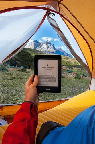 Kindle-Software-Update, Amazon Kindle in einem Zelt