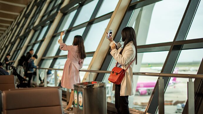 Smartphone am Flughafen