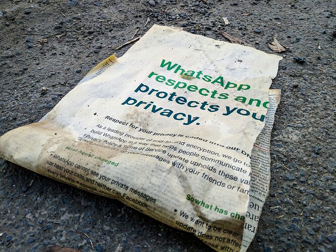 Sichere Messenger statt WhatsApp, Eine Zeitung, die mit WhatsApp auf dem Boden liegt.