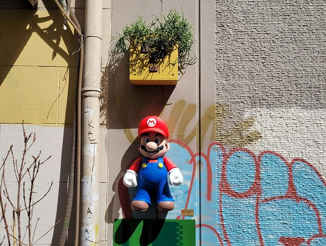 Mario hängt an der Wand.