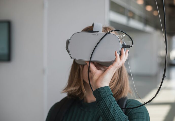 VR-Pornos, eine junge Frau nutzt eine VR-Brille