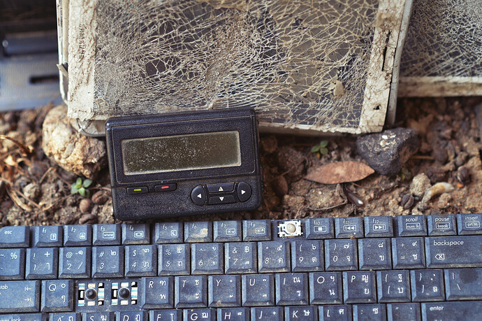 Ein alter, kaputter Pager und eine Tastatur
