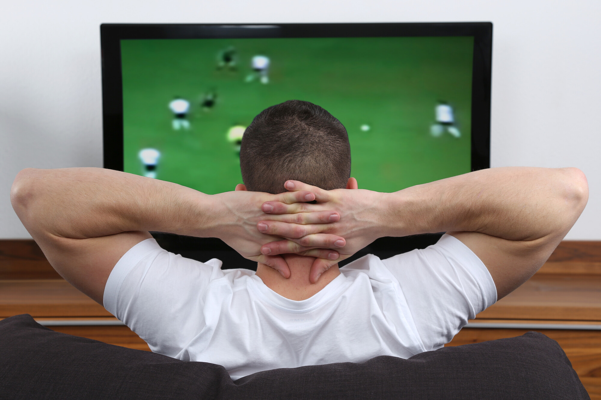 Sport do you watch on tv. Человек перед телевизором. Футбол по телевизору. Мужики смотрят футбол. Мужчина смотрит футбол.