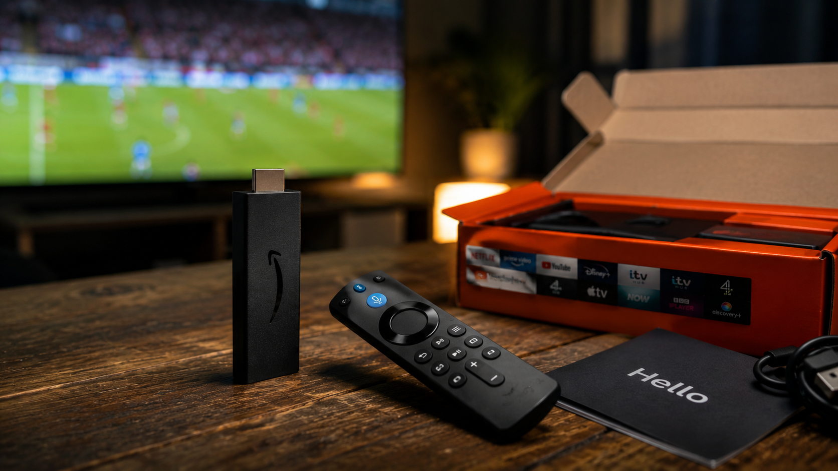 Fire TV Stick und Fernbedienung vor einem Fernseher als Symbolbild für IPTV-Streaming und Sportübertragungen.