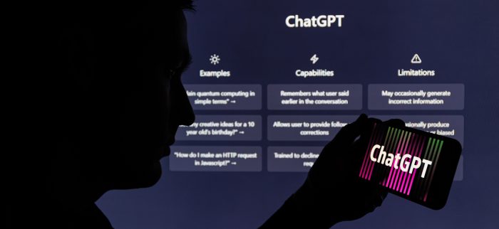 Silhouette eines ChatGPT-Nutzers mit Smartphone in der Hand
