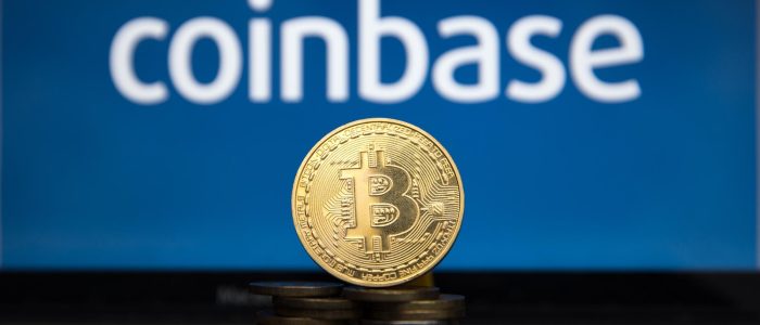 Bitcoin Münze mit Coinbase Logo im Hintergrund