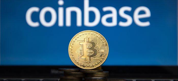 Bitcoin Münze mit Coinbase Logo im Hintergrund