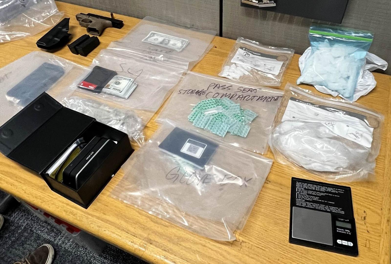 Sichergestellte Beweismittel der Redwood City Police Department mit Methamphetamin, Bargeld, Feinwaage, Verpackungsmaterial und Teilen einer Ghost Gun im Fall des Nemesis-Market-Händlers Darren Hughes.