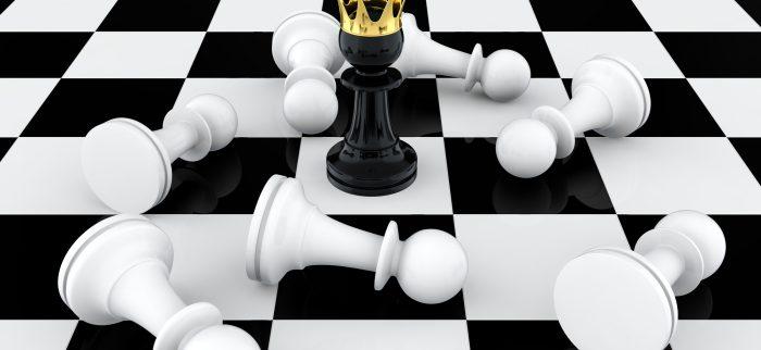 3D-Rendering eines schwarzen Bauern beim Schachspiel mit goldener Krone