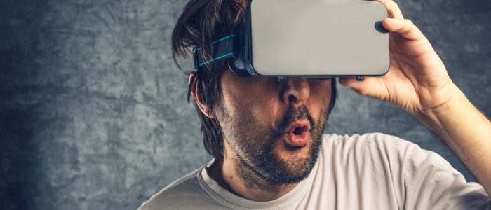 Ein Mann mit einer VR-Brille