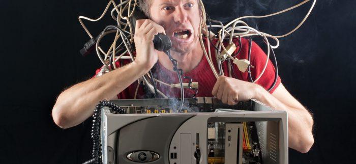 Ein Mann, dessen Computer brennt, bittet den technischen Kundendienst um Hilfe