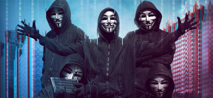 Gruppe von Hackern mit Anonymous-Maske vor Binärcode im Hintergrund