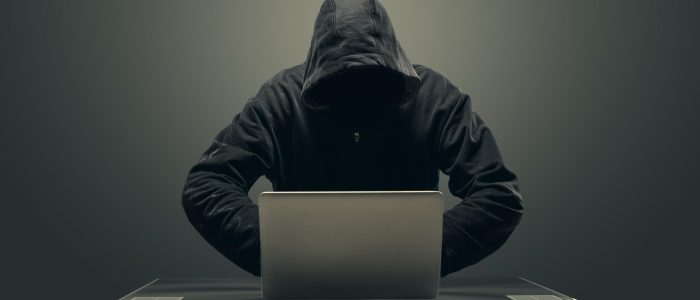 Ein Hacker arbeitet an einem Laptop