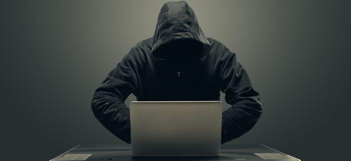 Ein Hacker arbeitet an einem Laptop