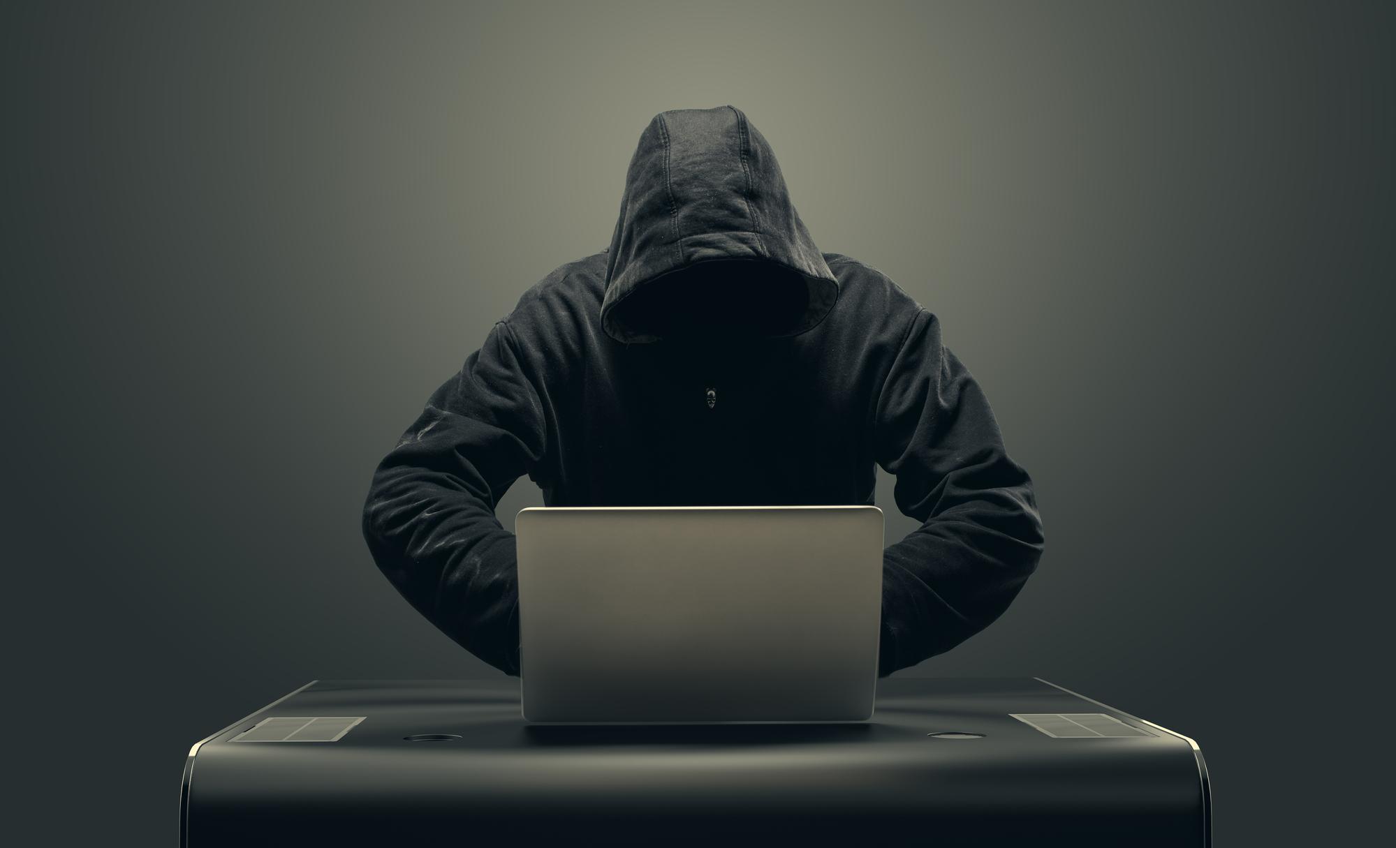 Ein Hacker arbeitet an einem Laptop
