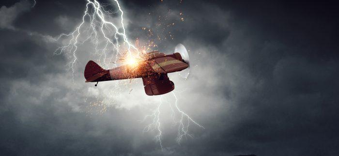 Ein Blitz schlägt in ein Retro-Flugzeug ein, das am dunklen Himmel fliegt