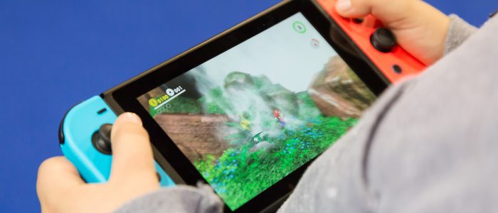 Ein Kind spielt mit seiner Nintendo Switch