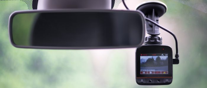 Dashcam die hinter einem Rückspiegel hängt