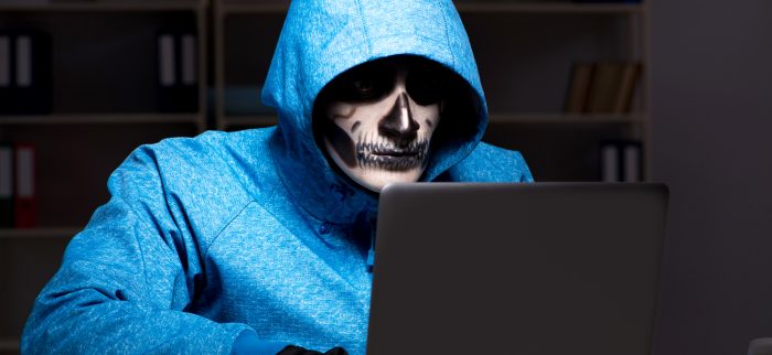 Ein Hacker mit gruseliger Maske betreibt Spionage im Internet (Symbolbild)