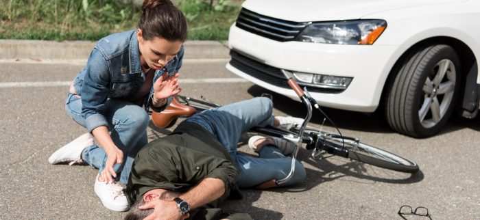 Autofahrerin hilft Radfahrer nach Autounfall